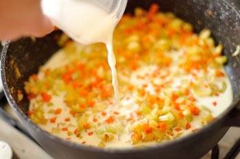 Смешайте кукурузный крахмал и молоко. влейте на сковороду к овощам. Доведите до кипения и добавьте сыр, горчицу, лимонный сок и петрушку. Все перемешайте и снимите с огня.