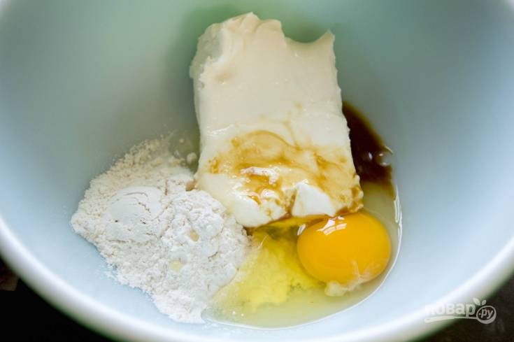 3. Теперь сделайте начинку. Мягкий сыр перетрите с яйцом, сахаром, ванильным экстрактом и мукой.