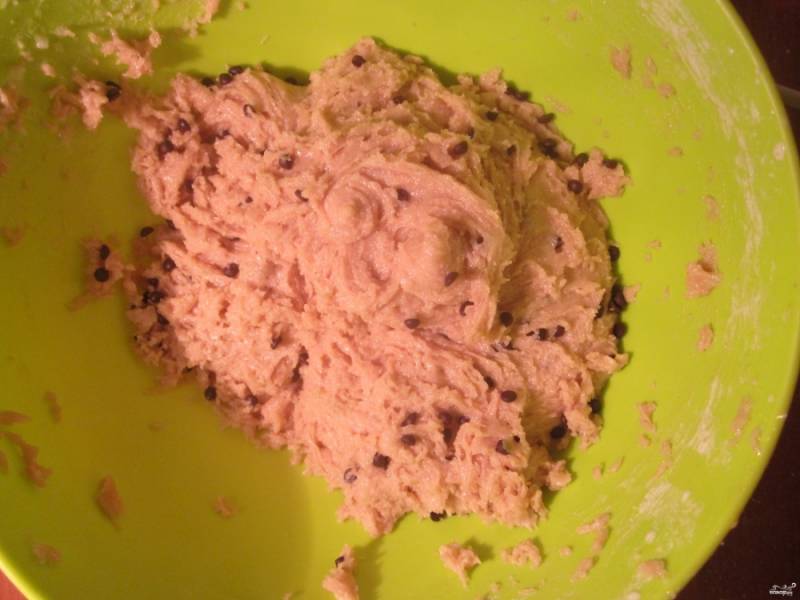 Замесите тесто и, по желанию, добавьте шоколадные капельки. 