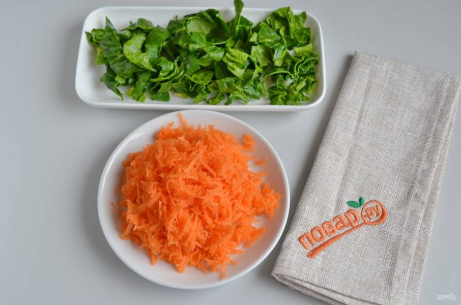 3. Морковь натрите на мелкой терке, шпинат порежьте крупно.