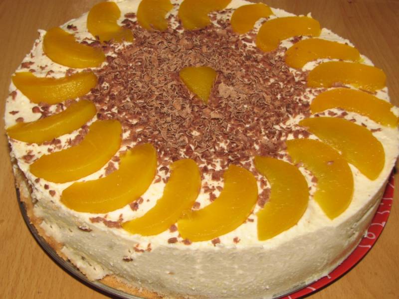Десерт из печенья с персиками и взбитыми сливками