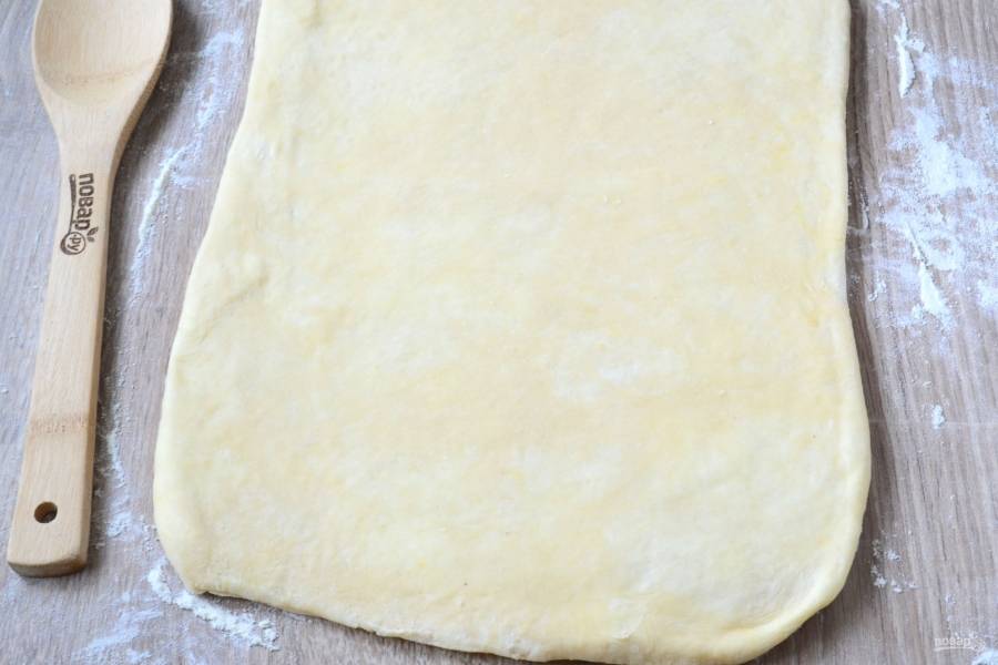 Выньте тесто из холодильника. Раскатайте в форме прямоугольника или квадрата толщиной 2-3 мм. 