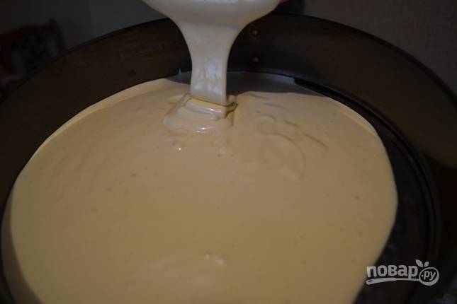 Форму для теста смазываем небольшим количеством растительного масла или застилаем пекарской бумагой. Затем аккуратно выливаем тесто в форму и отправляем разогретую до 180 градусов духовку.
