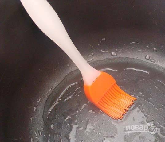 3. Смазываем чашу мультиварки растительным маслом и отправляем туда жариться лук с морковкой.