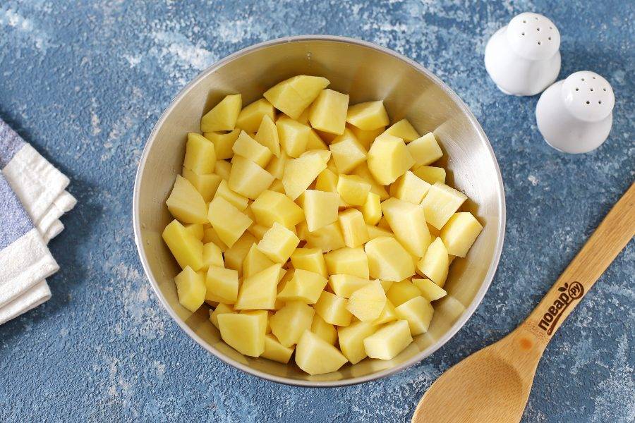 Картофель очистите и нарежьте кубиками.
