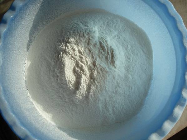 3. Сахарную пудру просеять и постепенно вводить в желатин небольшими порциями, замешивая мастику, как тесто. 