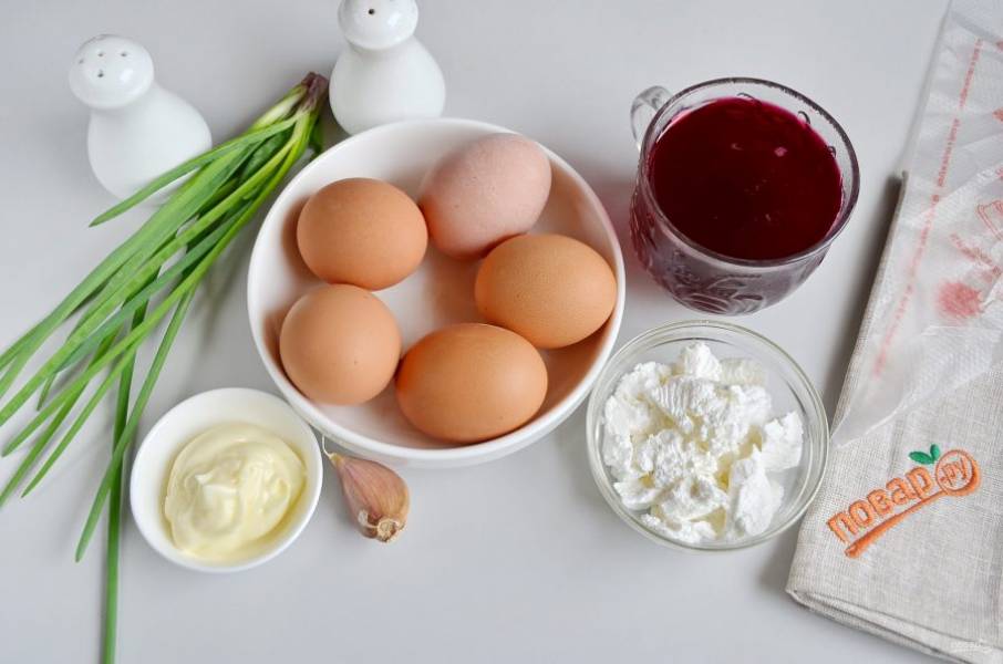 1. Подготовьте необходимые продукты, приступим! Отварите яйца вкрутую. Остудите, очень осторожно снимите скорлупу, чтобы не повредить белок.
