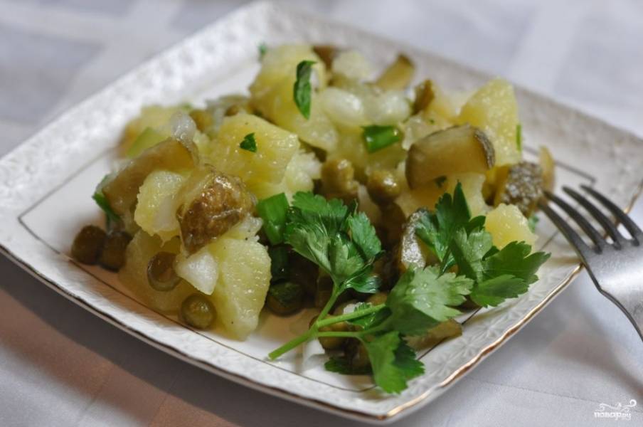 Готовый салат картофельный с маринованными огурцами готов к подаче. Приятного аппетита!