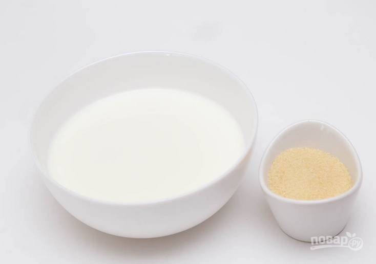 Залейте желатин теплым молоком на 15 минут.