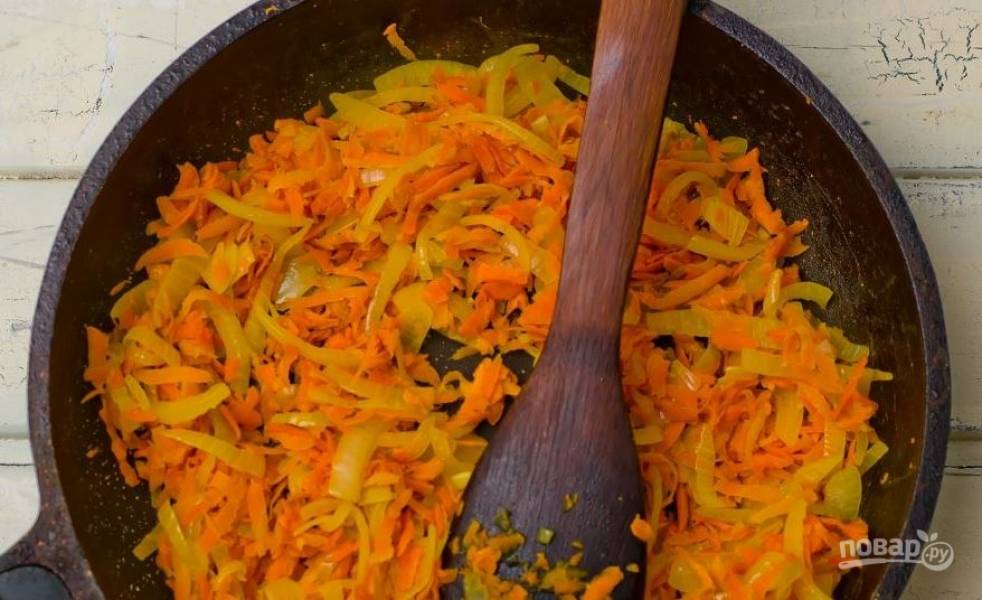 Разогрейте в сковороде растительное масло. Морковь и лук очистите и вымойте. Затем нарежьте морковь соломкой или натрите на крупной терке. Лук нарежьте полукольцами. Обжарьте овощи до золотистого цвета на сковороде. 