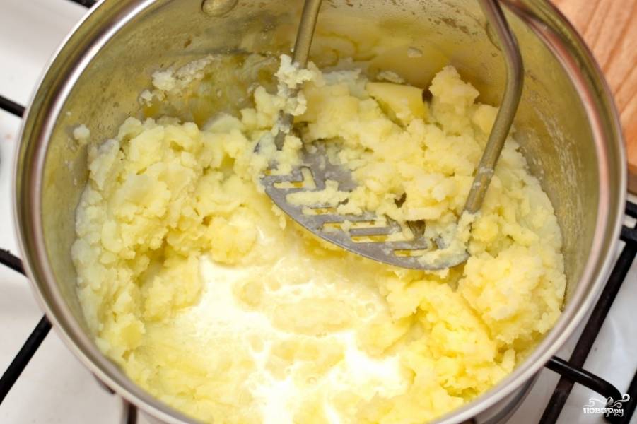 Рецепт пюре без масла. Приготовление картофельного пюре. Картофельное пюре с комочками. Картофельное пюре в кастрюле. Протирание картофельного пюре.