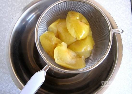 4. Аккуратно достаньте яблоки из сиропа, немного остудите их и протрите через сито. 