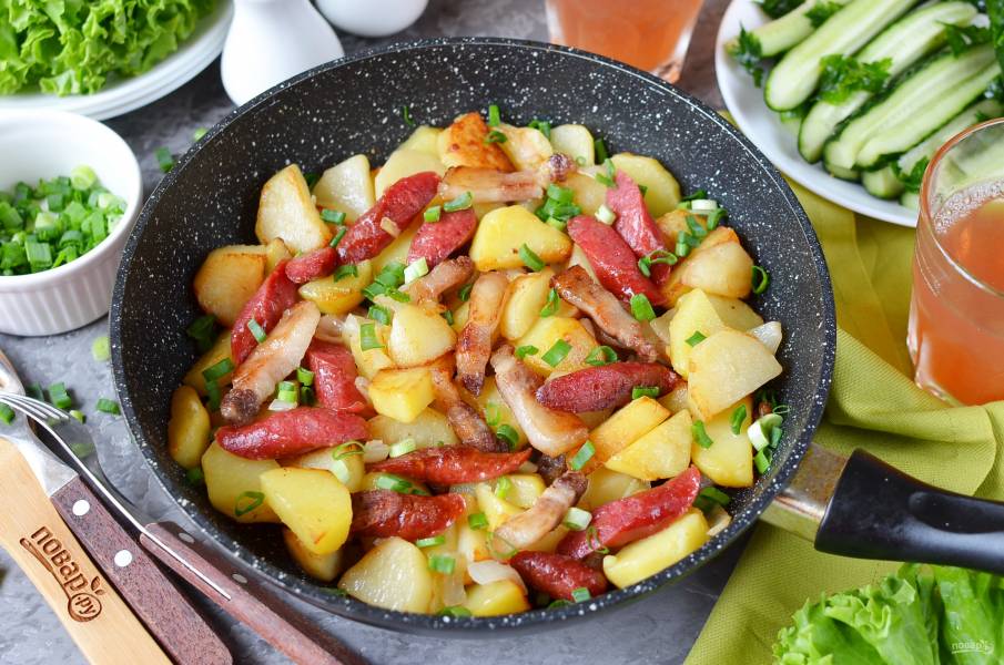 Как приготовить охотничьи колбаски с картофелем в горшочках