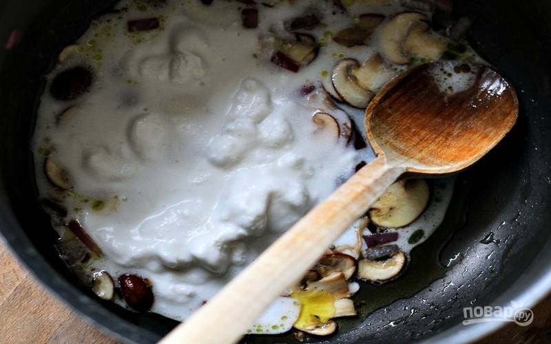 Влейте кокосовое молоко, перемешайте. Добавьте воду, соль и доведите суп до кипения. Готовьте суп 10 минут на медленном огне.