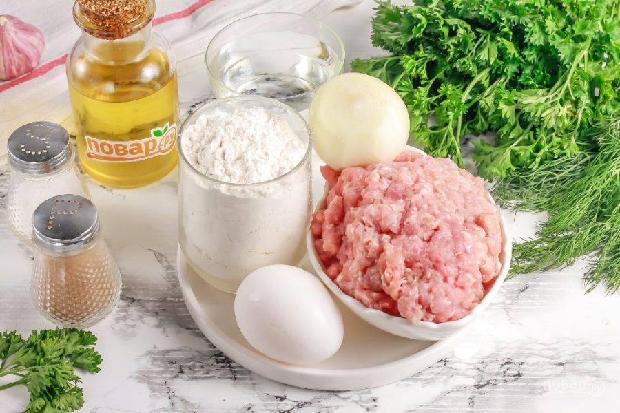 Подготовьте указанные ингредиенты. Фарш приобретите свино-говяжий или приготовьте его сами из свежего мяса. Лук очистите от кожуры и промойте.