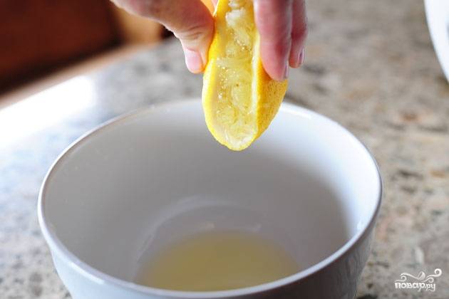 Выдавить сок из лимона.