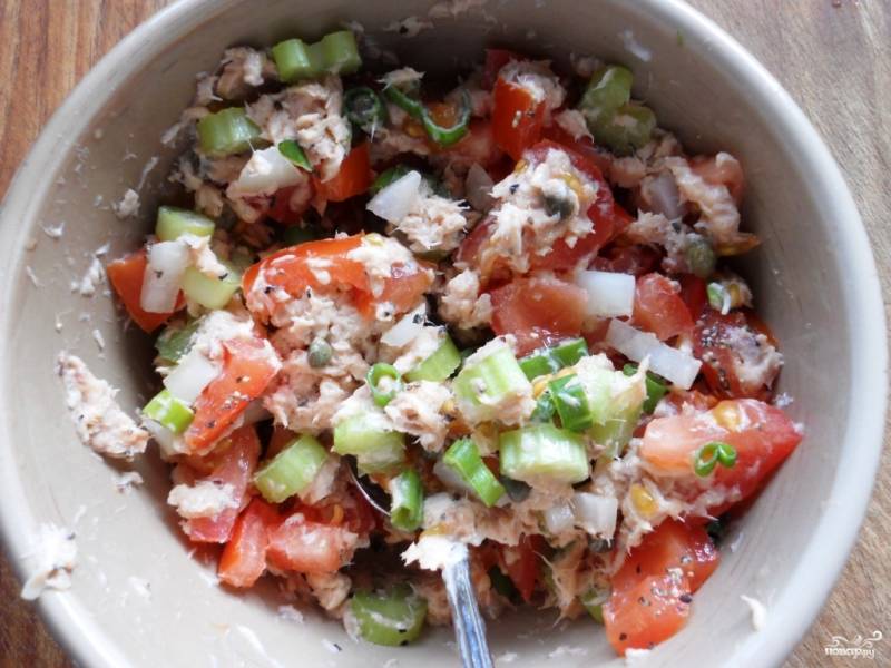 Салат с консервированной горбушей и листьями салата – пошаговый рецепт приготовления с фото