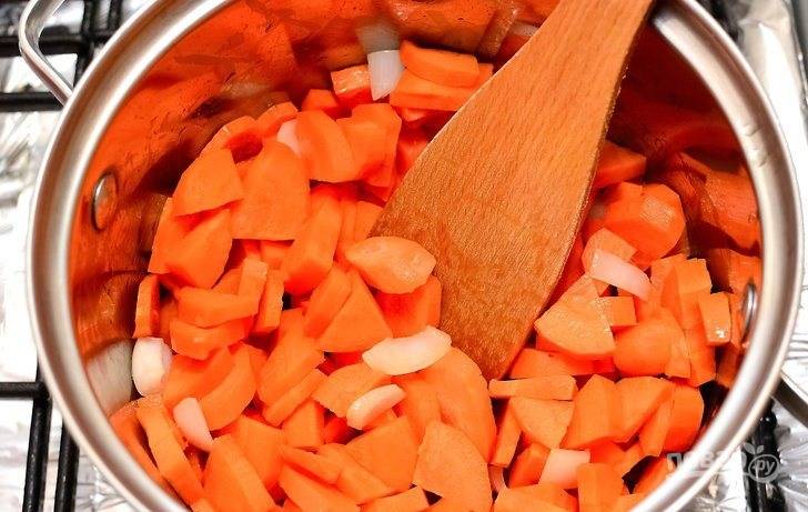 Морковь  и картофель помойте, почистите и нарежьте небольшими кусочками. Добавьте овощи к луку и обжарьте 2-3 минуты.