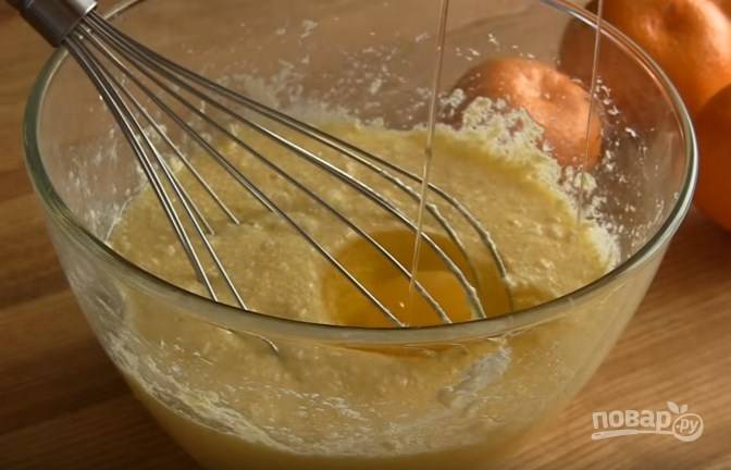 3. По одному вводите яйца, взбивайте венчиком или миксером. Добавьте ванильный сахар и лимонную цедру.
