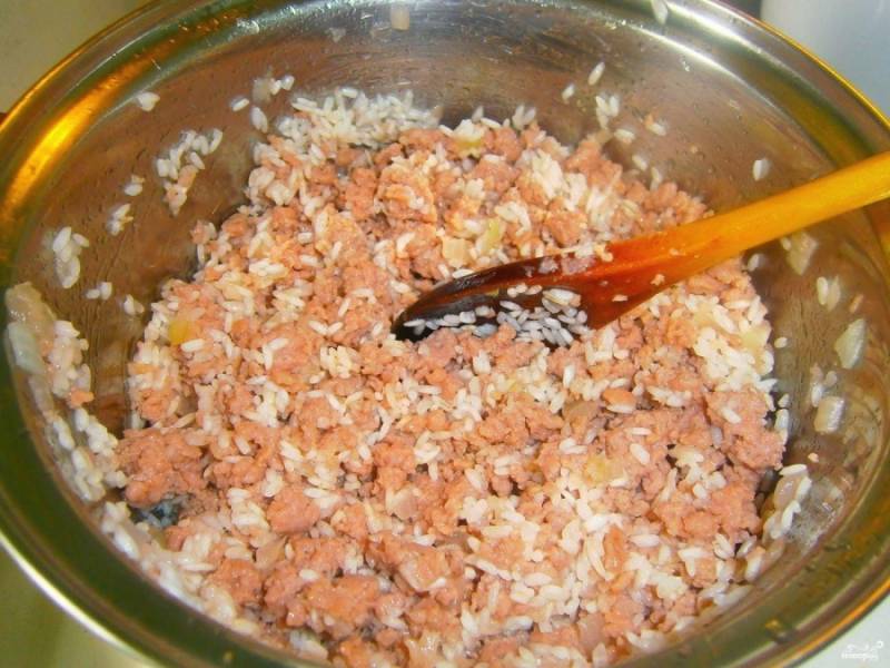 Рис тщательно промойте пару раз, а затем добавьте к луку с фаршем. Дайте рису прогреться и набухнуть.
