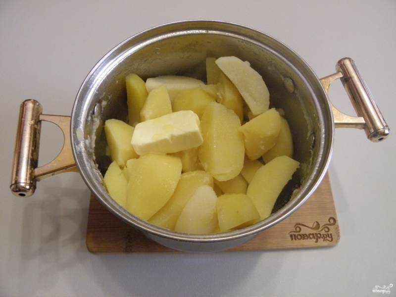 С готового картофеля слейте воду, добавьте сливочное масло и растолките толкушкой, после чего остудите до комнатной температуры.