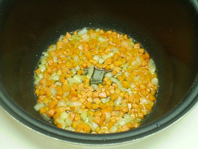 Обжарьте на растительном масле лук и морковь до полуготовности.