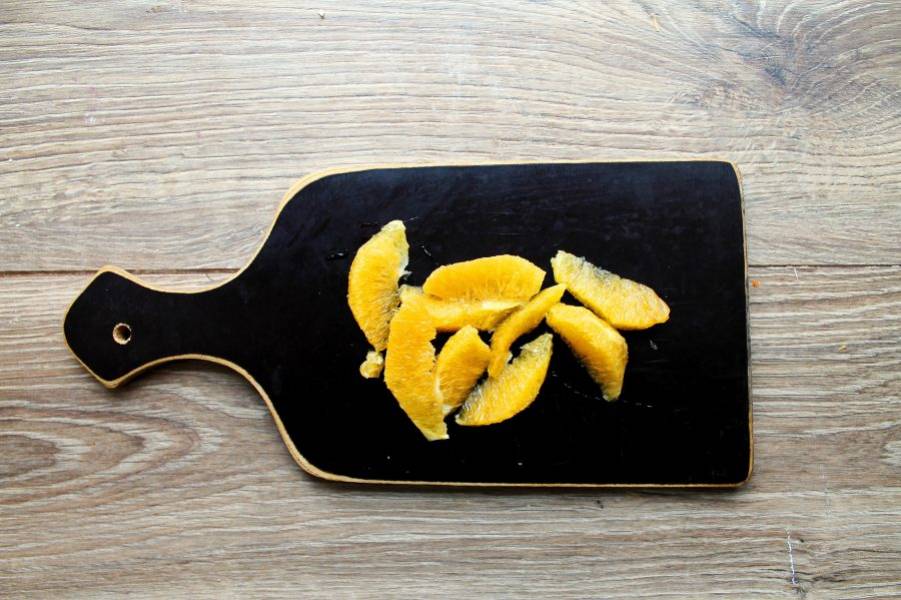 С апельсина срежьте корку до мякоти и вырежьте мякоть между стенками пленок. Или просто разберите апельсин на дольки и удалите боковые пленочки.