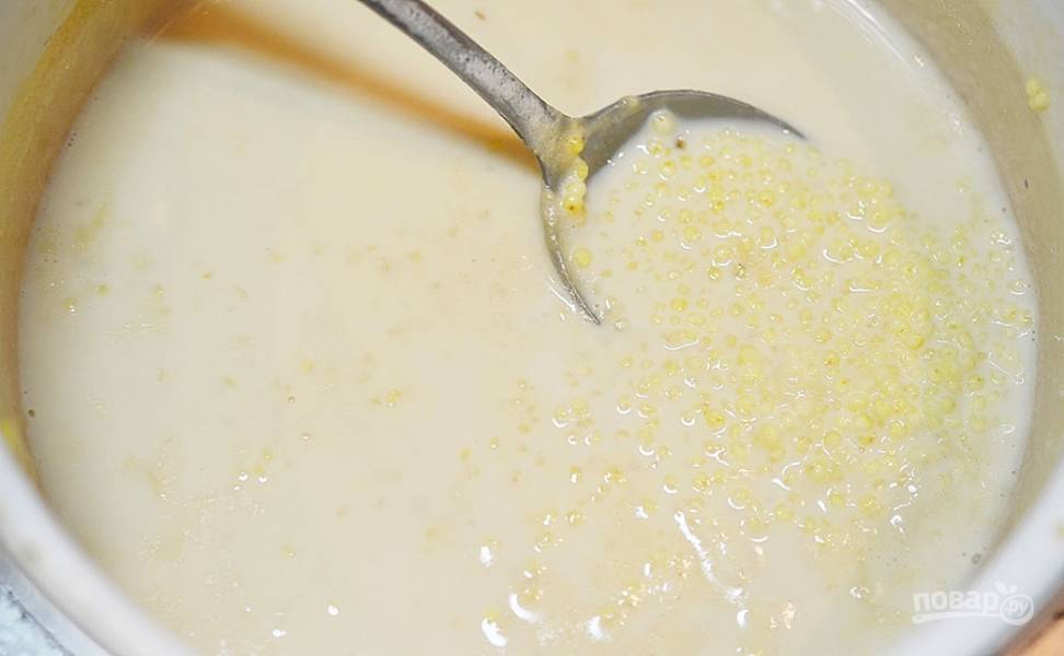 В стакан горячего молока добавьте пшено и ложку сахара, накройте крышкой и оставьте на 10 минут. Через 10 минут каша готова. Охладите.