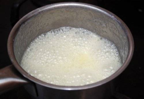 Молоко с сахаром и солью довести до кипения, добавить масло. Остудить до 40 градусов.

