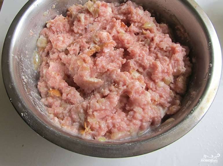 Лук почистите, мелко нарежьте и смешайте с фаршем в миске, добавляя соль и перец. Из него сформируйте котлетки.