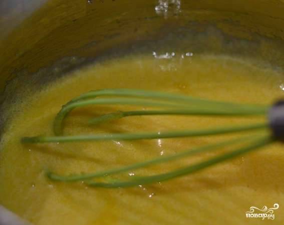 9. Заварной крем готовится классическим способом: растираем желтки с сахаром и ставим на огонь. Варим, постоянно помешивая.