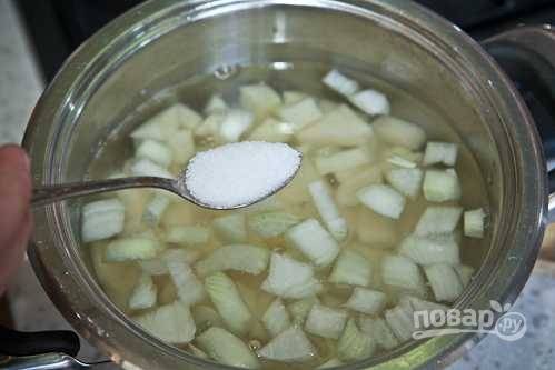 5. Также добавьте соль и доведите воду до кипения. Варите суп 10 минут.