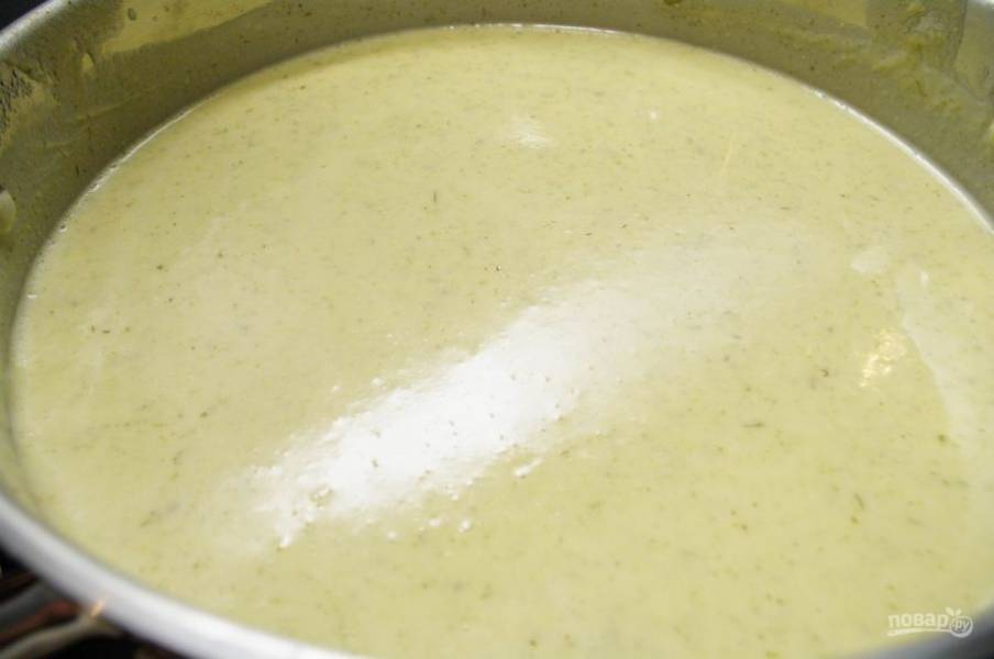 6. Вливаем сливки и добавляем плавленый сыр. Затем снова ставим суп на плиту и доводим до кипения. 