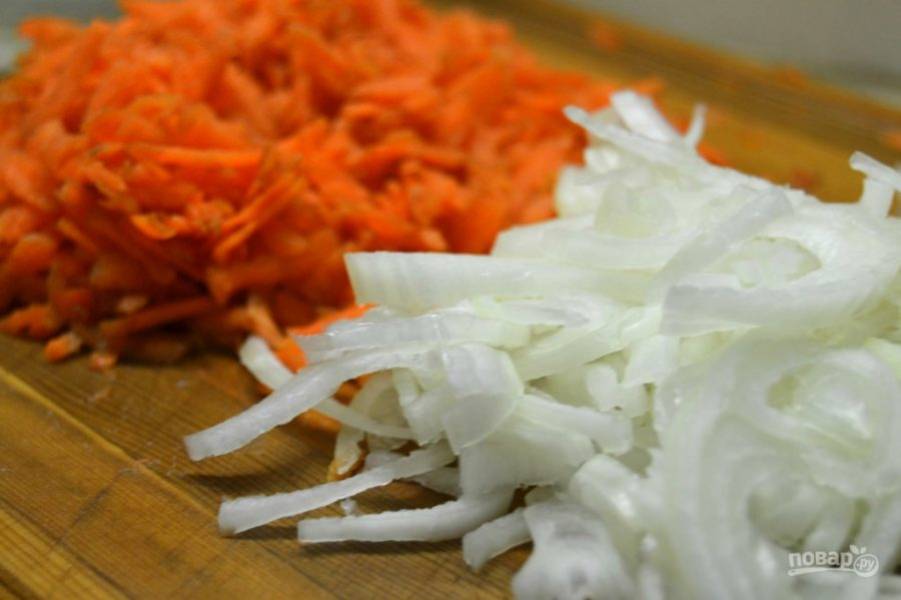 9.	Очистите морковь и натрите ее на крупной терке, луковицу очистите от шелухи и нарежьте кусочками среднего размера.