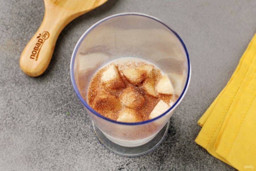 Переложите фрукты в ёмкость блендера. Добавьте молоко, ванильный сахар и корицу по вкусу.