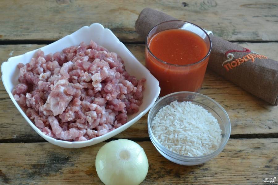 Подготовьте все необходимые ингредиенты. Свинину пропустите через мясорубку. Лук очистите от шелухи и ополосните водой.