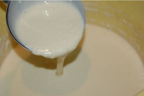 1. Молоко, воду и яйца смешаем вместе до однородной консистенции. Добавим соль и сахар по вкусу, постепенно домешаем муку. Комочков быть не должно!