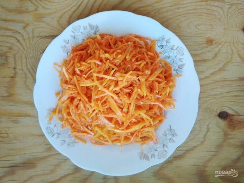 5. И в конце разложите со всех сторон морковь. Салат готов! Приятного аппетита!