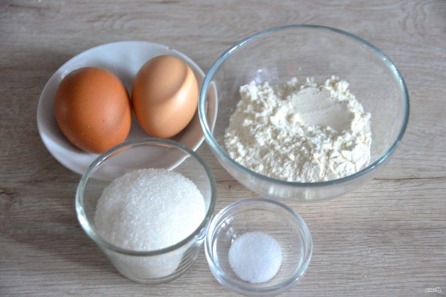 Включите духовку на разогрев до 180 градусов. Займитесь приготовлением бисквита. Для этого подготовьте 2 яйца, 50 грамм муки, 70 грамм сахара и щепотку соли.