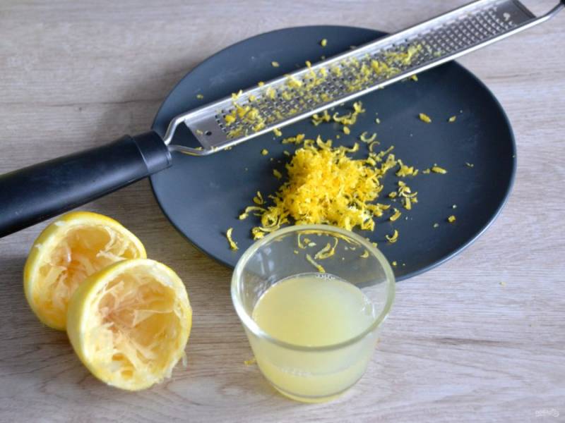 Снимите цедру лимона, выжмите лимонный сок.