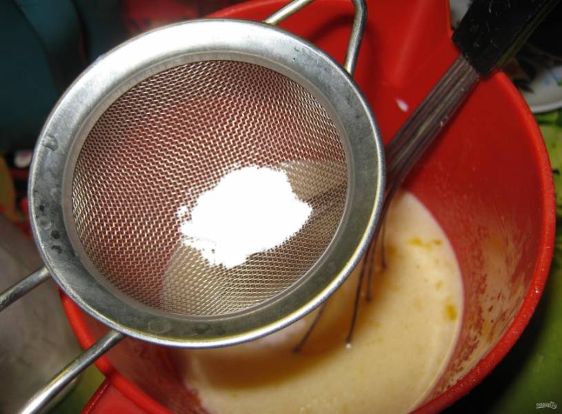 5. В самом конце добавляем соду (лучше погасить уксусом) и ванильный сахар (при желании).