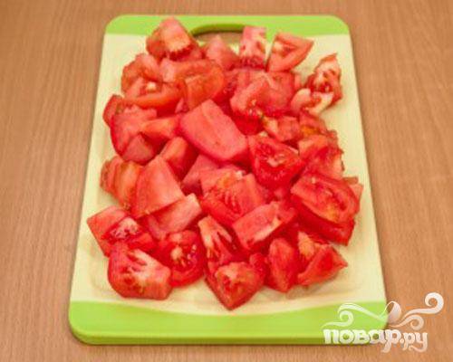 2.	Далее промываем помидоры и нарезаем их небольшими произвольными кусочками.
