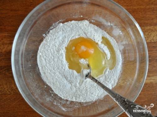 1. Смешайте в посуде муку, соду, сахар и соль. В эти сухие компоненты добавьте одно яйцо.