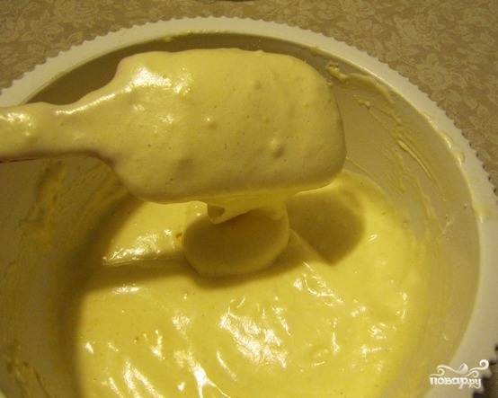 Первым делом вам необходимо приготовить бисквит. Для этого взбейте желтки с 2/3 сахара, затем отдельно до крепких пиков взбейте белки. Чтобы они хорошо взбивались, добавьте щепотку соли. Белки должны быть охлажденными. Введите белки к желточкам, добавьте остаток сахара и еще раз взбейте. Просейте муку, добавьте ее к взбитым яйцам. Перемешайте.