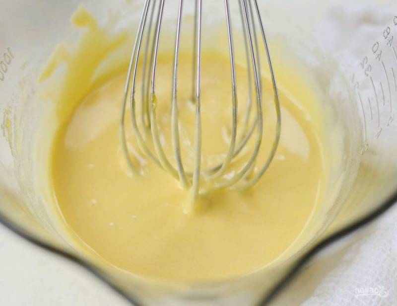 В другой посуде взбейте венчиком желтки с сахарной пудрой до единой консистенции.