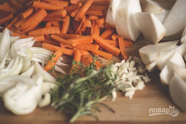 1. Для начала займитесь овощами. Очистите и измельчите репу, лук, морковь, чеснок. Подготовьте немного ароматных трав. 