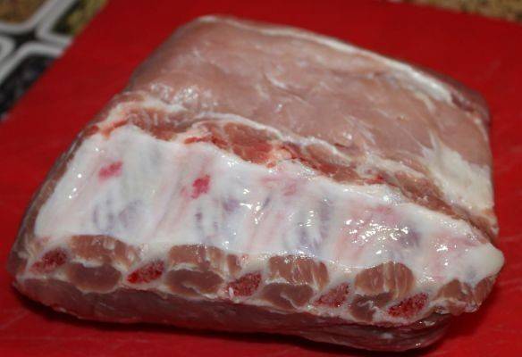 Для стейка понадобится хороший кусок свиной корейки на косточке. Помоем мясо, обсушим его бумажными полотенцами.