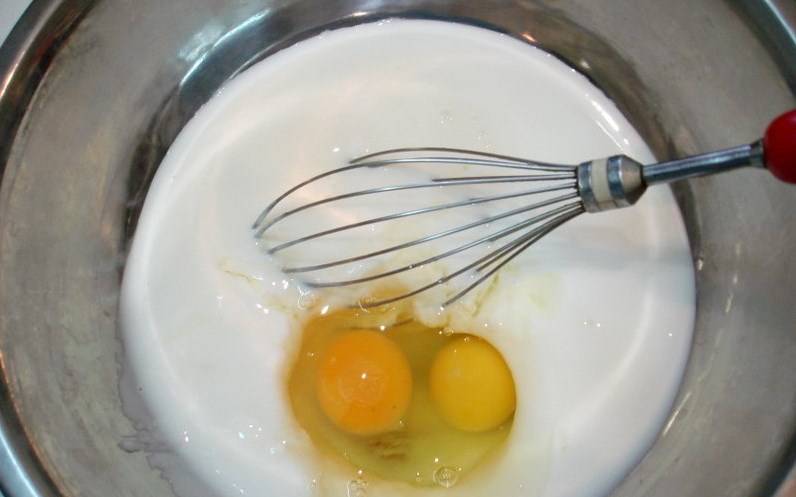 Добавляем яйца.