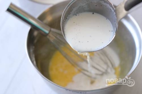 5. Влейте молочную смесь тонкой струйкой, чтобы яйца не свернулись. 
