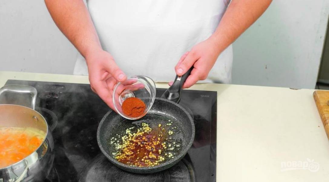Пюрируем тыкву погружным блендером. На сковороде подогреваем оливковое масло, обжарвиаем оставшийся имбирь, добавляя копченую паприку. 